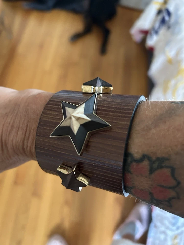 Pulsera de cuero con tachuelas Givenchy Star Foto 2 de 4