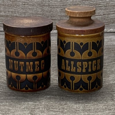 Zwei Vintage Hornsea Erbstück braune Gewürzgläser Retro 70er Jahre - Muskatnuss - Piment