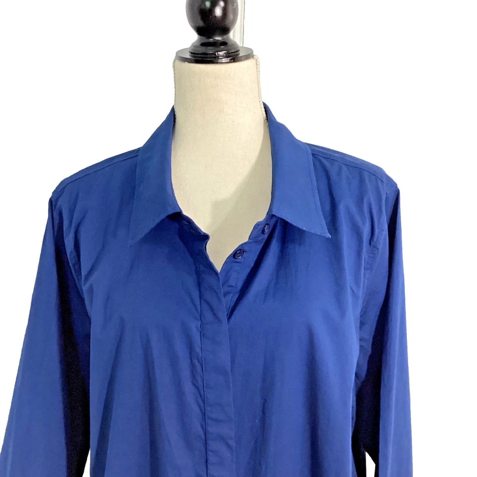 CAMISA TÚNICA PLUMERO DENNIS BASSO PLUS 2X AZUL MARINO ABOTONADA MEZCLA ALGODÓN Foto 2 de 4