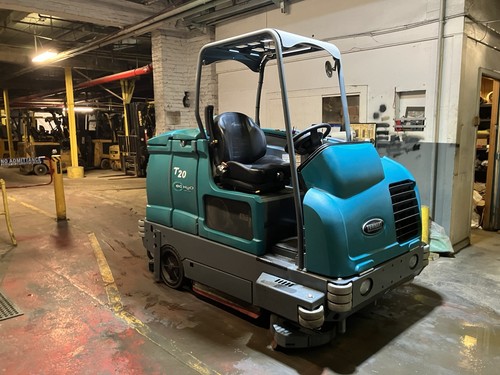 2022 Tennant T20 Ride on Scrubber  1840 Hours Disc