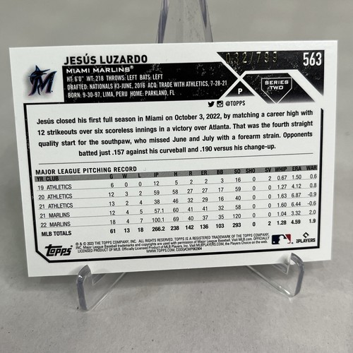 Tarjeta de béisbol 2023 Topps 563 Jesús Luzardo lámina púrpura numerada 032/799 - Imagen 3 de 3