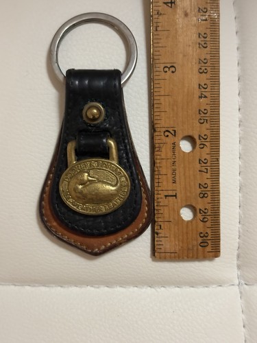 Llavero De Colección Dooney & Bourke Pato Todo Clima Cuero Negro Y Tostado - Imagen 5 de 5