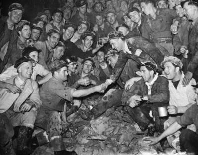 1949 Two Teams Of Workmen Shake Hands 350 Feet Below Ground Level Old Photo