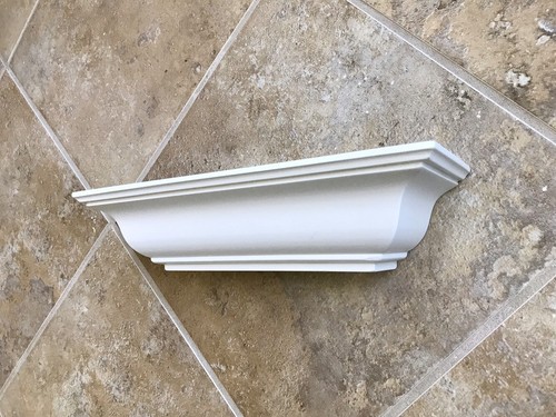 Estante de pared de madera moldeado corona pintada blanca de 12" x 4" x 2,75" con ranura para placa - Imagen 5 de 13