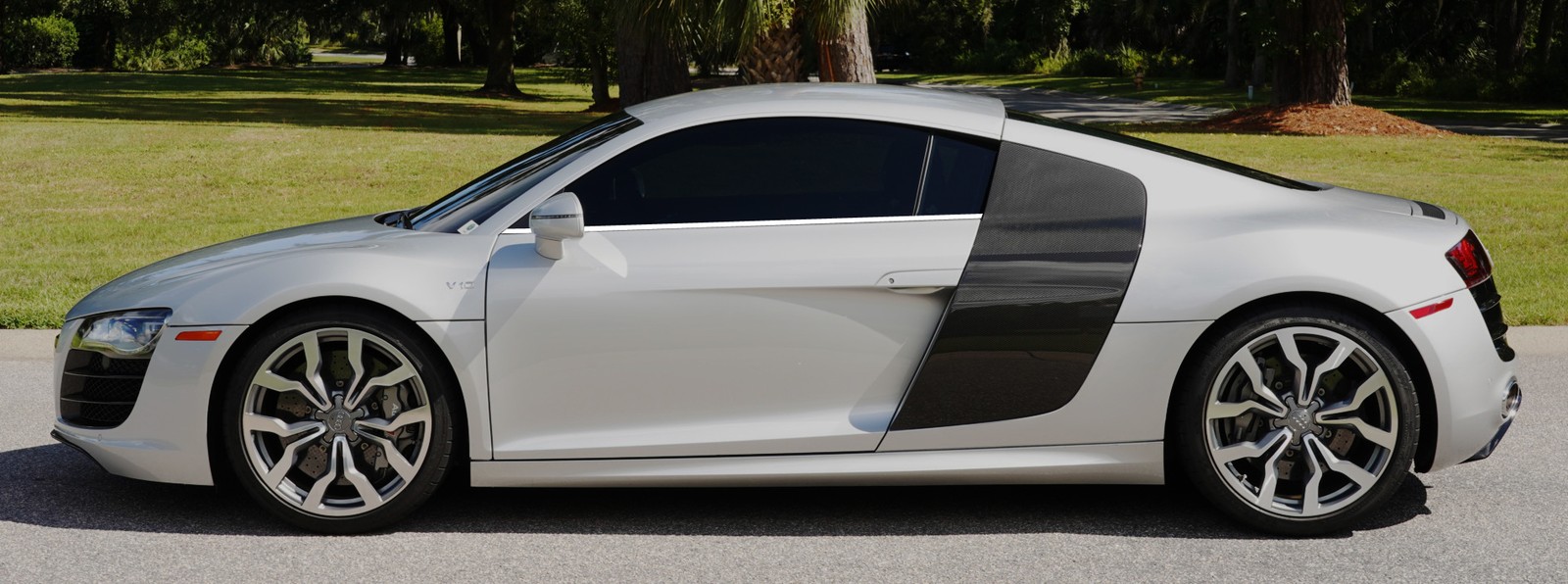 Baguette chromée Audi R8 pour rénovation esthétique et personnalisation du vitrage latéral