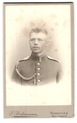Fotografie E. Rohrmann, Hannover, Heinrichstr. 15, Portrait Ufz. in Uniform mit 