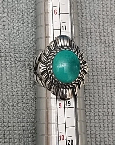 Vintage 925 Sterling Silver Ladies Ring With Green Stone ~ Size 8