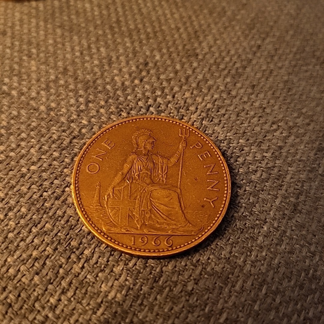 OLD ONE PENNY COIN 1966 QUEEN ELIZABETH II IN VERY GOOD CONDITION. SEE IMAGES