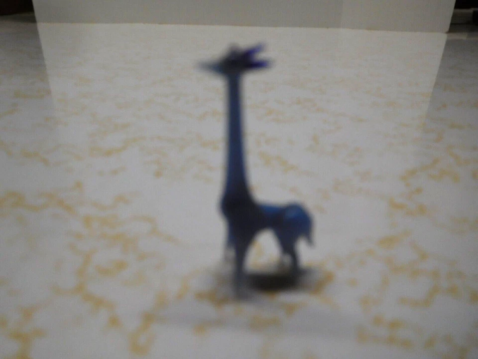 Jirafa de pie de vidrio azul en miniatura Foto 3 de 4