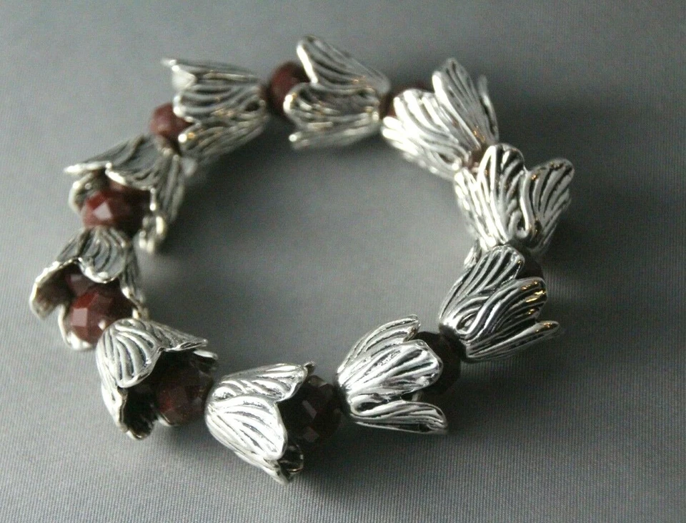 Pulsera elástica facetada roja profunda brotes plata peltre cristal y flores talla 6 Foto 2 de 4