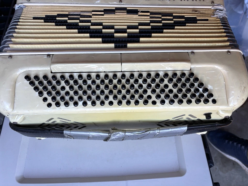 Винтажный аккордеон S. Soprani — на запчасти/восстановление - Изображение 3 из 4