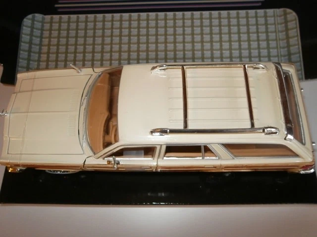 1979 Chrysler LeBaron Town & Country Wagon 1/24 Diecast Woodie Motormax 73331AC - Image 4 of 4