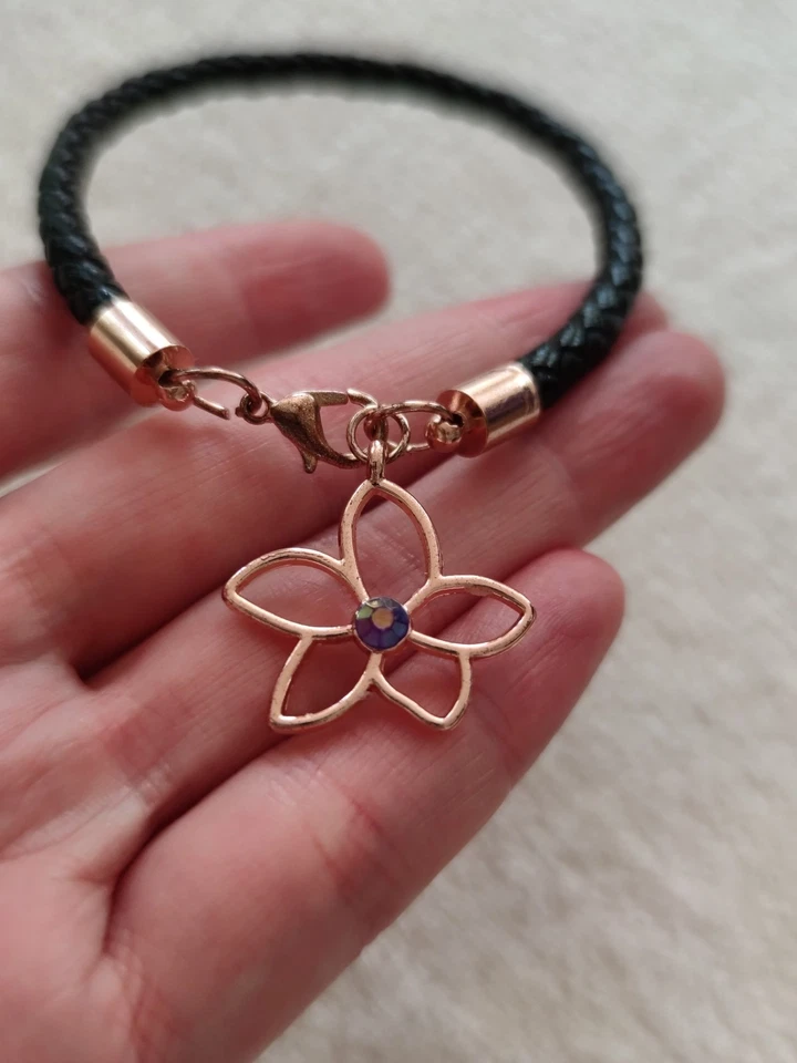 Pierre Cardin Damen Armband schwarz Lederoptik Charm Blüte roségold lila Strass - Bild 3 von 4