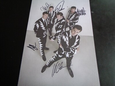 THE HIVES VOLLE BAND SIGNIERTES A4-FOTO/DRUCK ERHALTEN IN IHREN LETZTEN BRITISCHEN INSTOREN