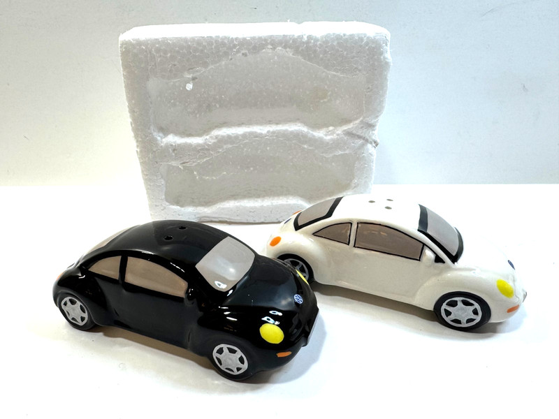 Vintage 2000s Creative Specialties VOLKWAGEN NEW BEETLE Salt & Pepper Shakers EX