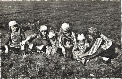 Marken Netherlands Girls in Traditional Costume RPPC Real Photo Postcard Unused