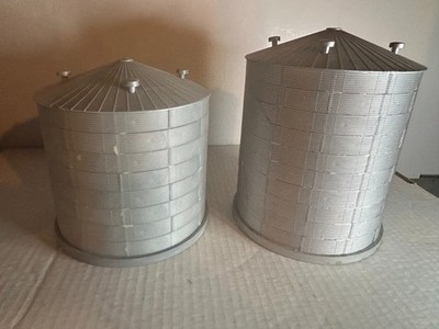 Unknown   2- Grain Bins  Built-up  H.O. 1:87