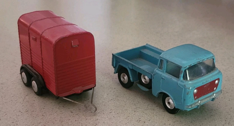 Corgi Gb No. 409 Jeep FC-150  & Rice Horse Trailer w/Horse 1/43 Scale - Image 2 of 4