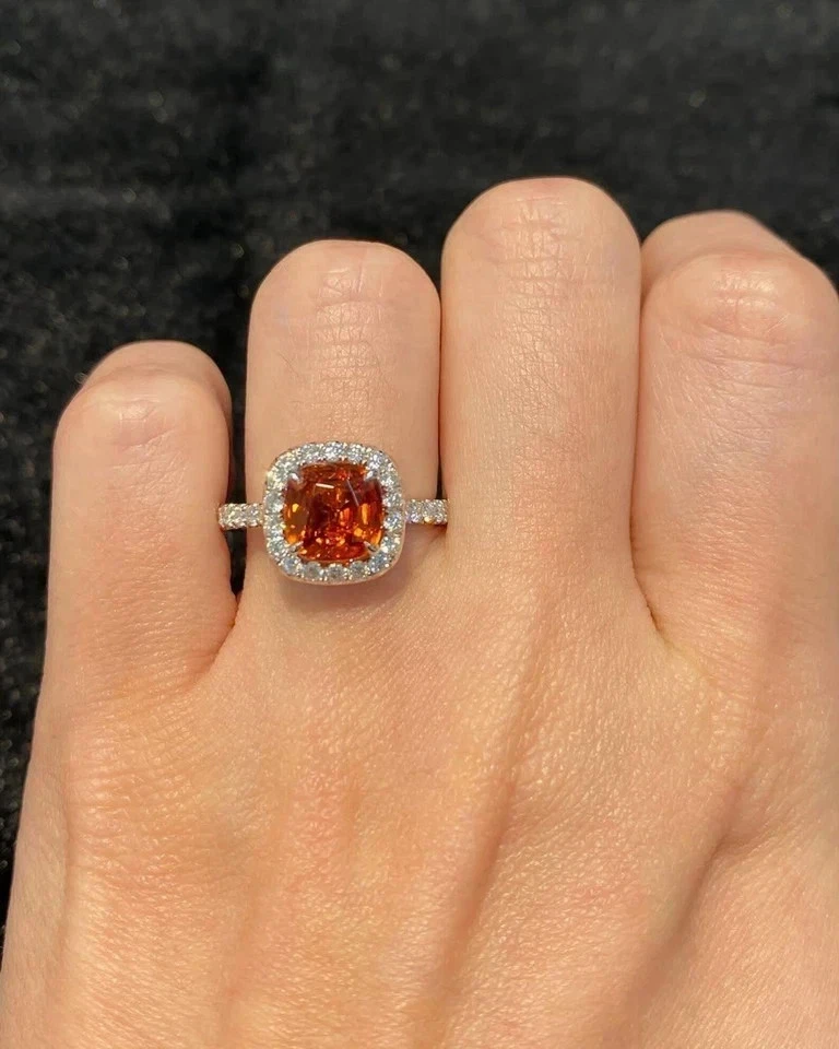 Alianza de oro blanco de 18 k con diamantes de zafiro naranja natural de corte cojín de 4,05 quilates Foto 4 de 4