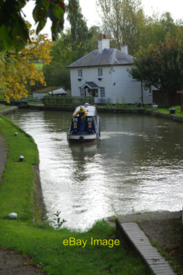 Foto 6x4 Watford Schleusen Ein schmales Boot wartet im Pfund vor der Einfahrt t c2017