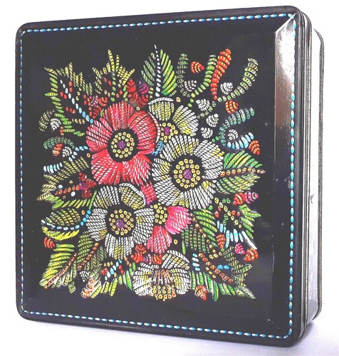 VINTAGE TIN * EMBOSSED FLORAL HUNTLEY & PALMER BISCUIT TIN 15 x 4 cm VERY GOOD - 第 4/6 張圖片
