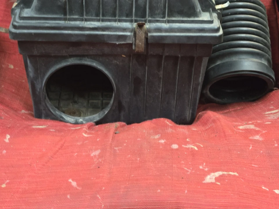 1993-1998 JEEP GRAND CHEROKEE Air Intake Cleaner Filter Box Housing Assembly OEM - Image 2 of 4