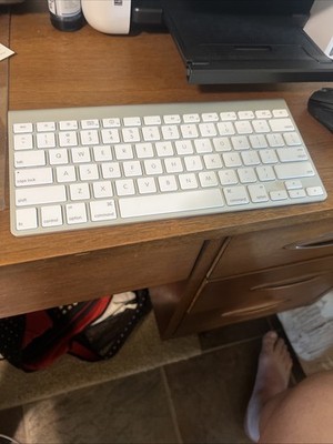 Apple A1314 Wireless Keyboard - MC184LL/B