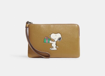 Coach X Peanuts Corner Zip Wristlet With Snoopy Present Motif NWT