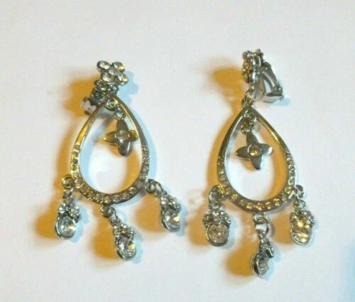 Orecchini di bigiotteria d'argento in strass