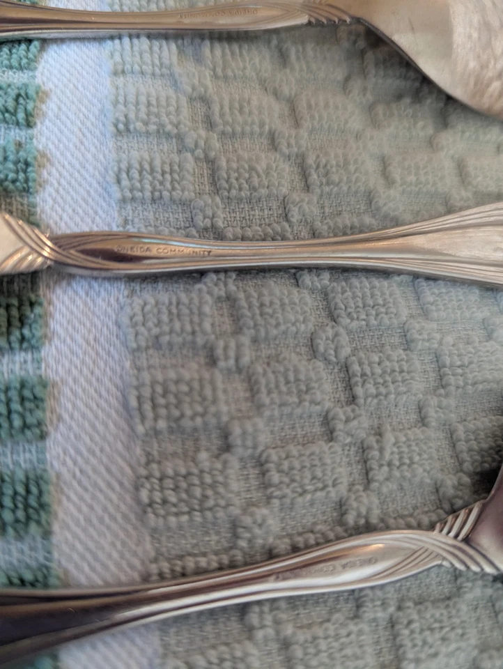 Oneida Heiress stainless round cream soup spoons Pre-owned Very RARE - Image 2 of 4