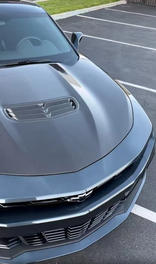 Capó delantero ventilado de fibra de carbono para Chevrolet Camaro 2016-22 Foto 3 de 4