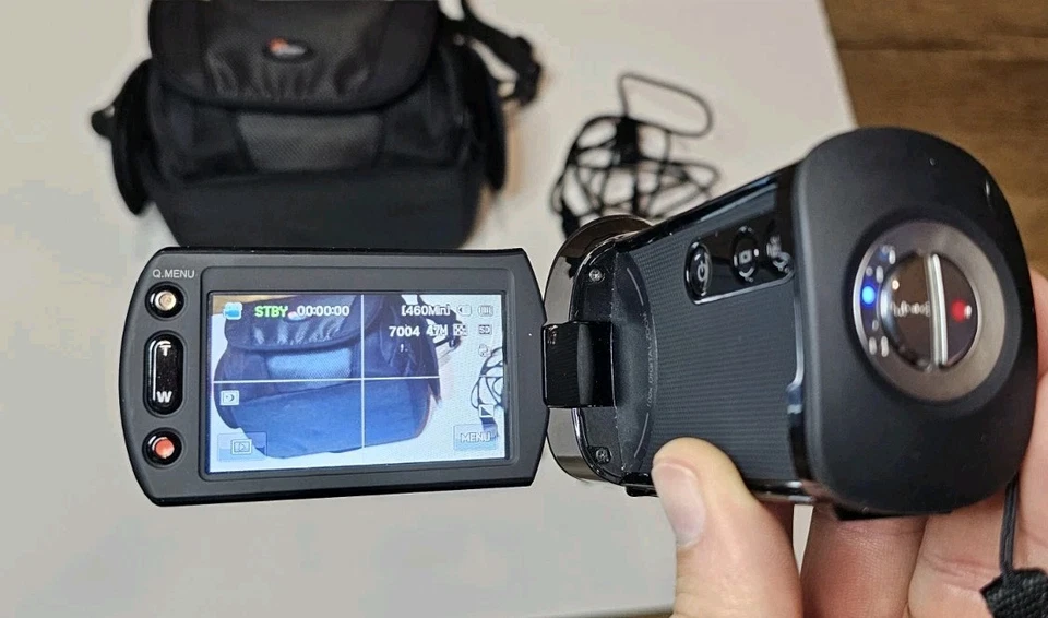 Samsung TOUCHSCREEN Camcorder HMX-T10BN/XAA Full HD W/3 Batteries - Image 2 of 4