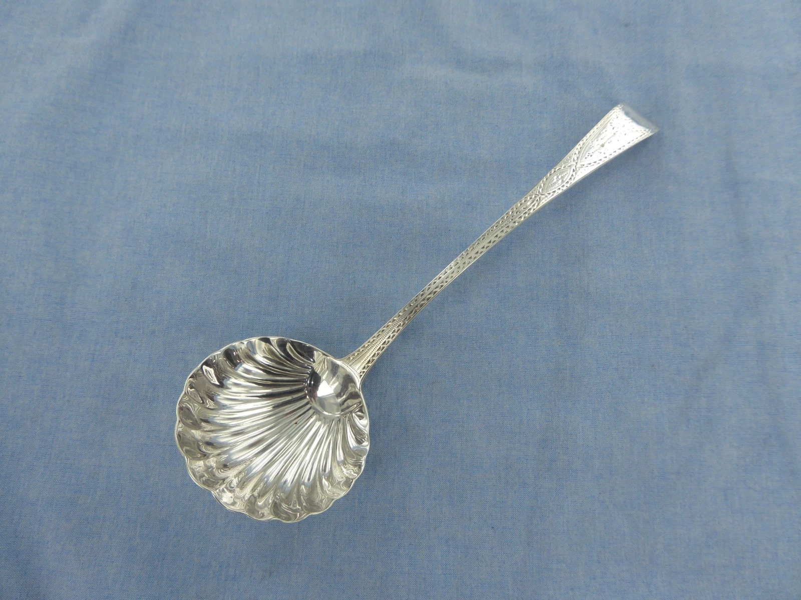 AN ANTIQUE STERLING SILVER O/E BRIGHT CUT SAUCE LADLE LONDON 1804.
Opens in a new window or tab
