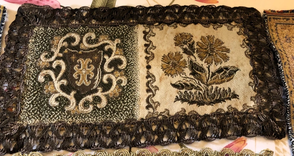 lot anciens napperons tapisserie   dorures velours - Photo 4/4
