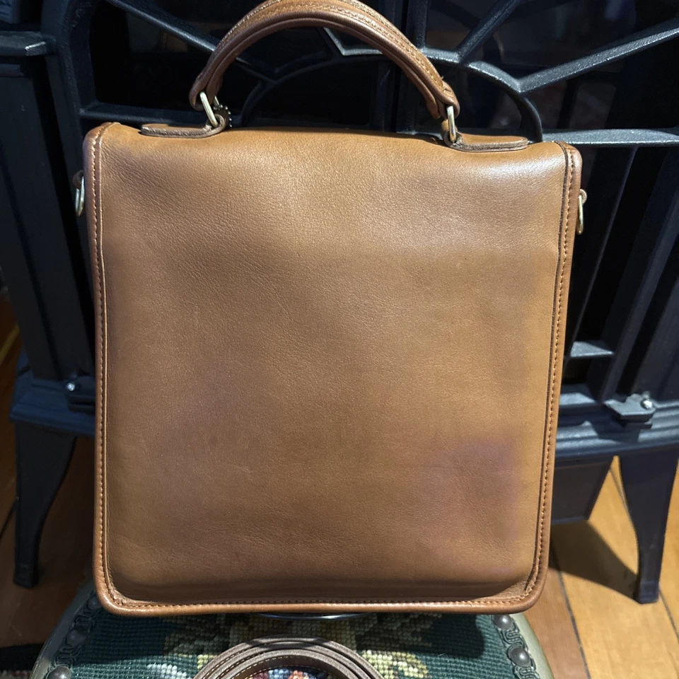 Coach Station 5130 de colección cuero tostado británico y latón, anterior a 1994 Foto 3 de 4