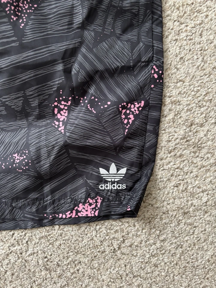 Pantalones Cortos Adidas Para Hombre Talla Grande Gris Carbón Trifolio AOP Pantalones Cortos de Natación Forrados 6" Ins Foto 4 de 4