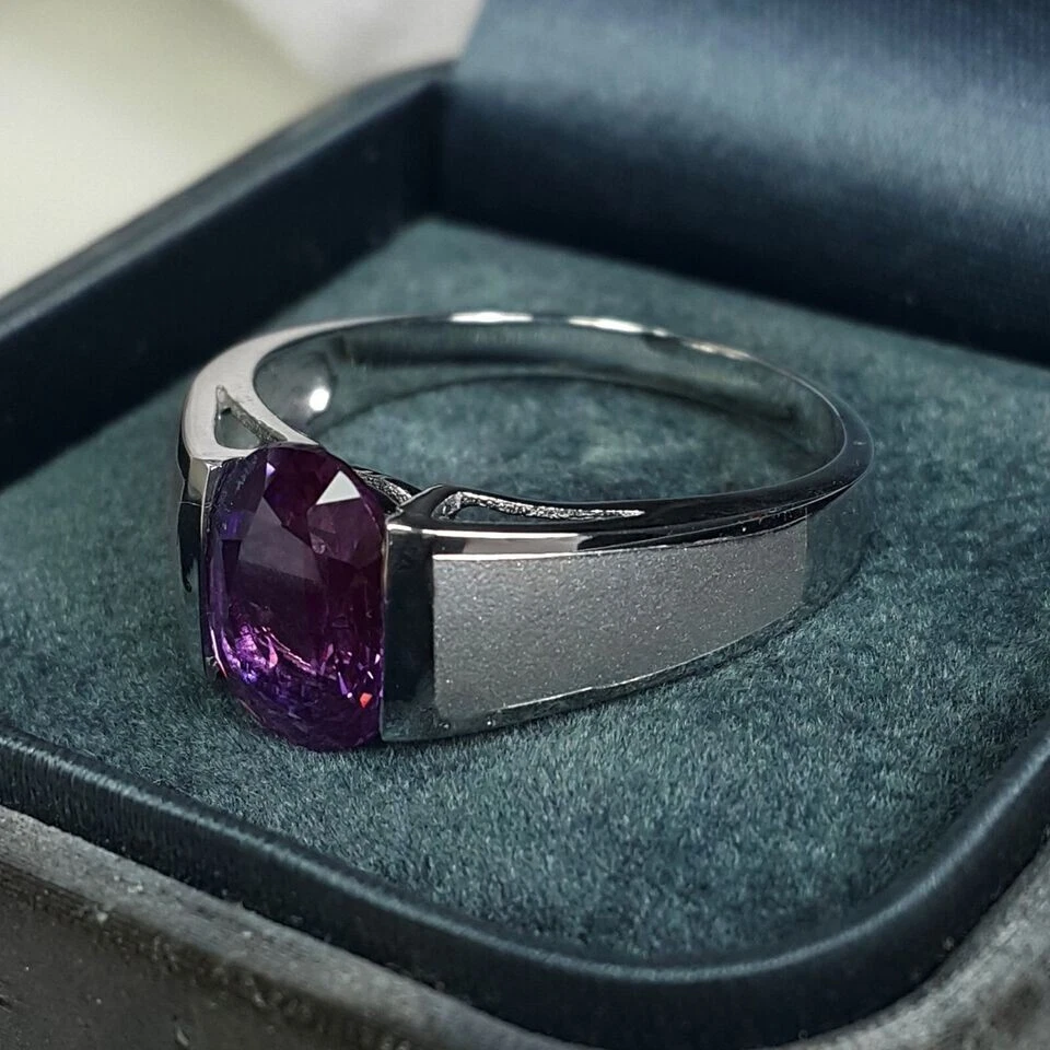 Anillo solitario ovalado de amatista púrpura simulado de 3 quilates para hombre enchapado en oro blanco de 14 quilates Foto 3 de 4