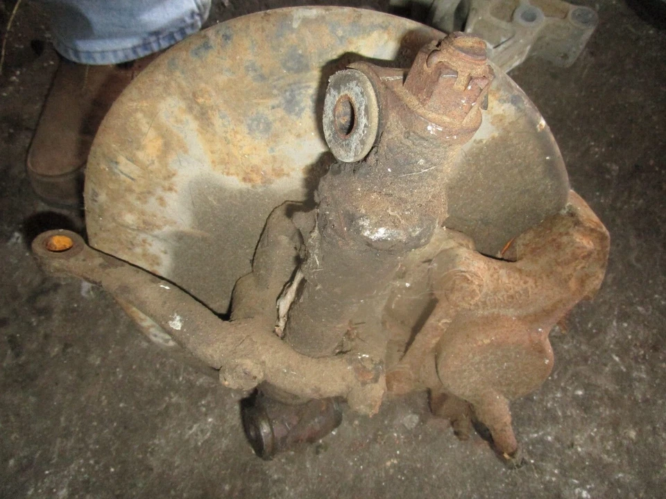 MG MGB Front Suspension with Hubs and Knockoffs 1962-1967 Wire Wheels - Image 4 of 4