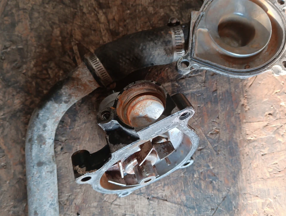 Kawasaki Ninja 900R ZX900A 1985 bomba de agua, motor bomba de agua de refrigeración carcasa C4 Foto 4 de 4