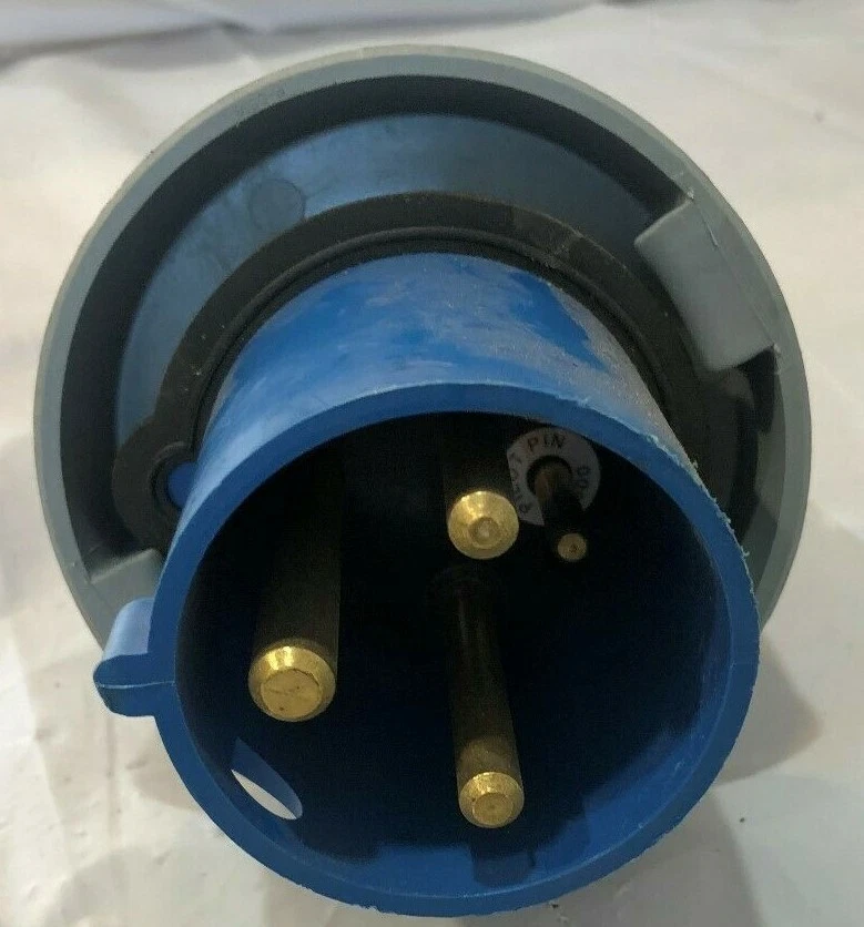 Conector hermético macho monofásico Hubbell 363P6W 3 hilos 240V 63A Foto 3 de 4