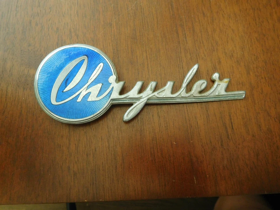 1939 年克莱斯勒皇家温莎帽侧烤架徽章 Cloisonné 徽章原版 — 第 2/4 张图片