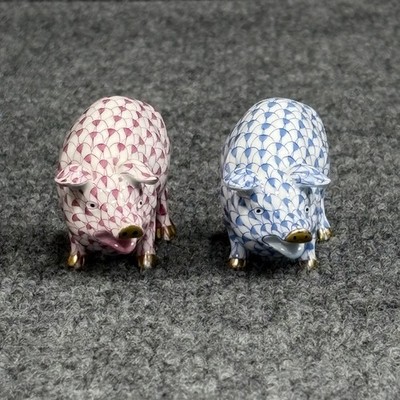 Herend Hungary Fishnet Pair Pigs Blue Raspberry Handpainted Porcelain Figurines