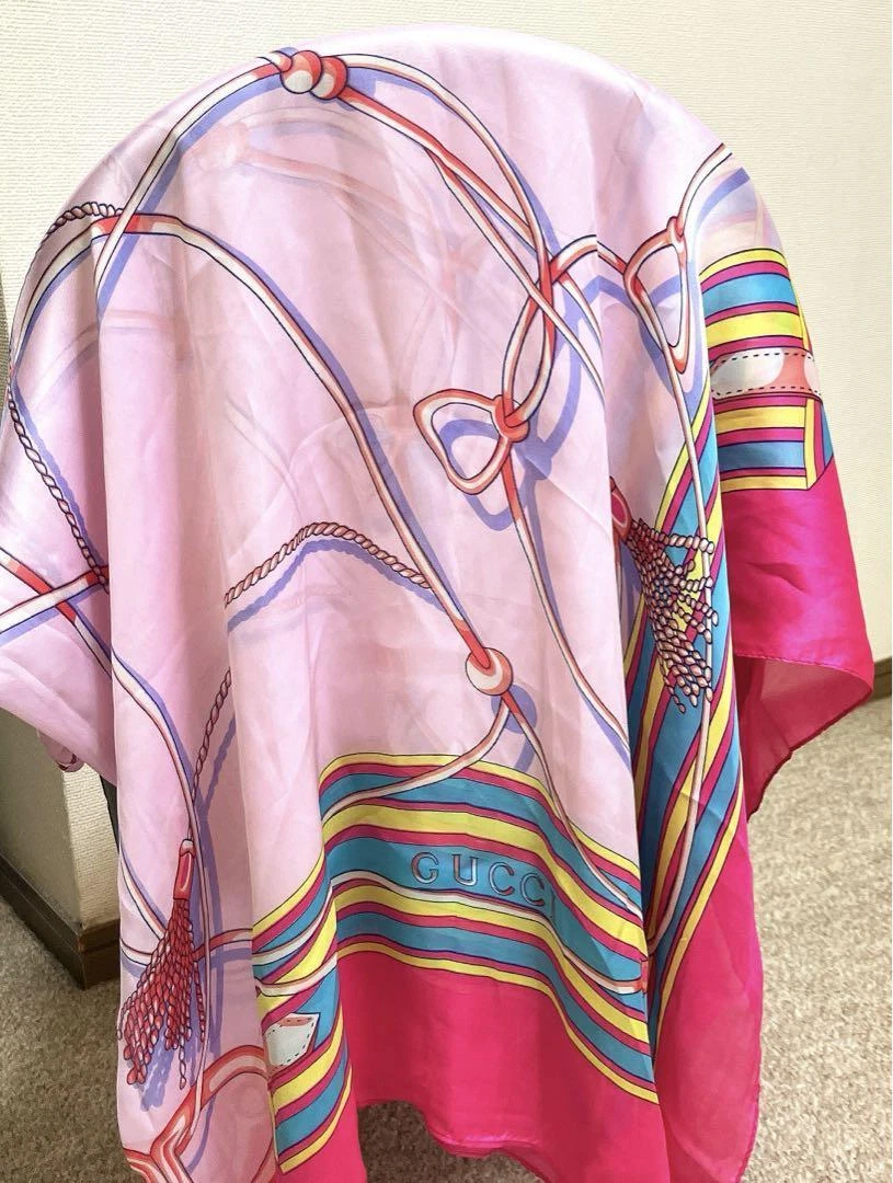 Foulard femme GUCCI rose motif complet