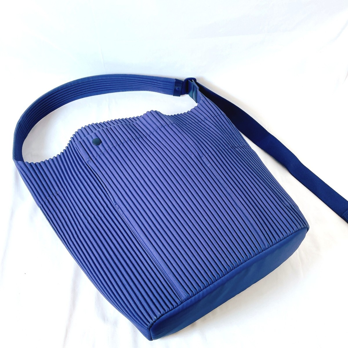 HOMME PLISSÉ ISSEY MIYAKE UTILITY Navy Blue Pleated fabric