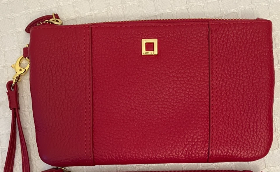 Combo de muñeca y billetera Lodis, cuero granate rojo guijarro, apilador de tarjetas de crédito Foto 4 de 4