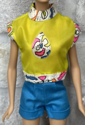 Lotto vestiti clone, top, pantaloncini, sneakers stelle rosa, borsa, Barbie #500 - Foto 4 di 12