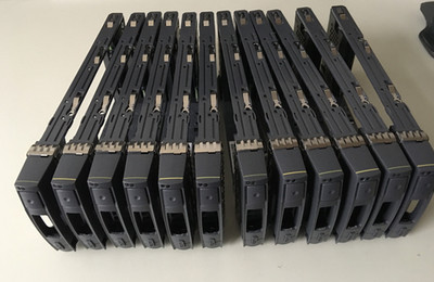 12 x NetApp 2.5 Zoll SAS HDD Caddy / HD-Rahmen für DS2246