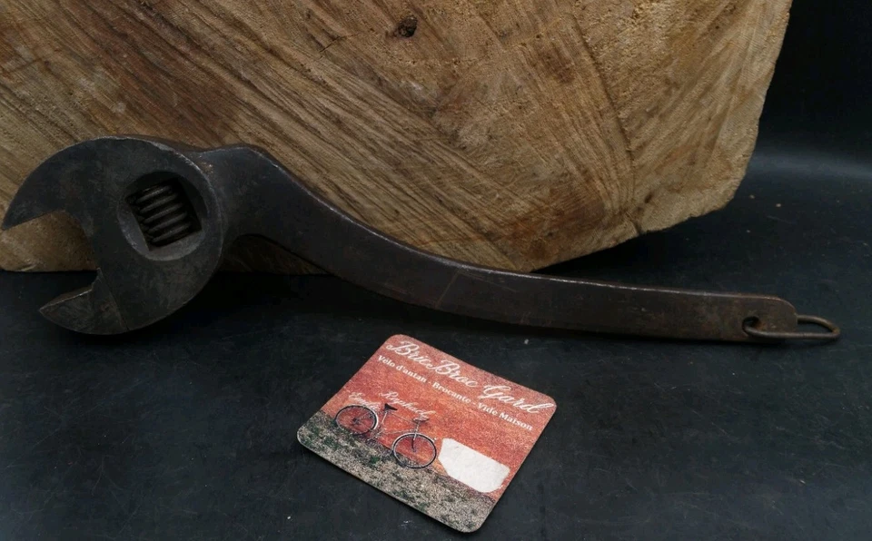 Ancienne clé à molette LACHEZE 30cm coudée outils old tool garage wrench 1930 - Photo 2/4