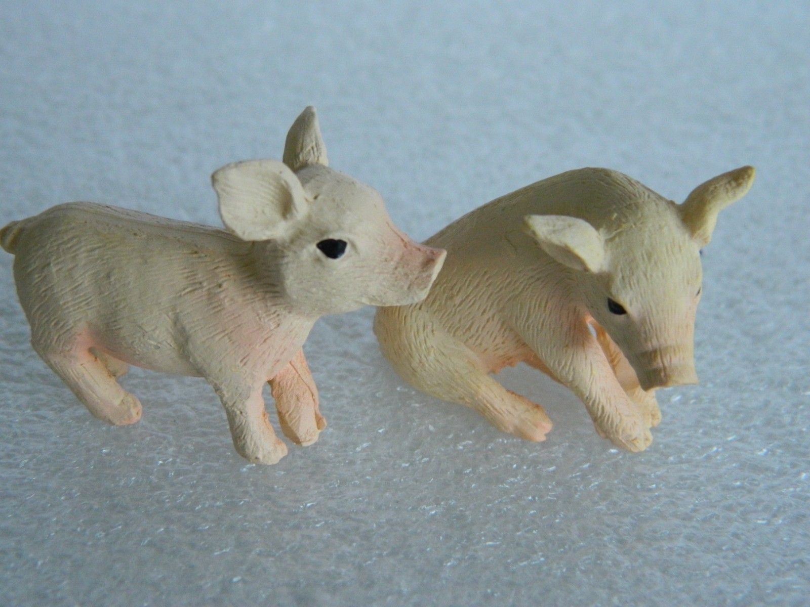 (G6.23)1/12th scale DOLLS HOUSE RESIN PAIR OF PINK PIGLETS