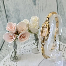 agete 0.028ct 2P Antique style Rare ladies analog wristwatch Gold Case 12mm Used